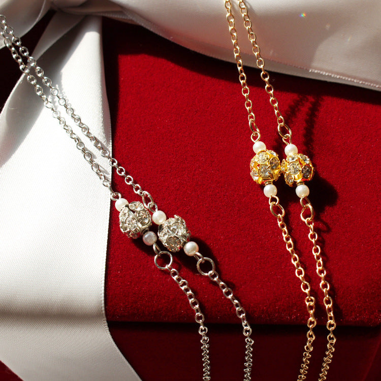 Elegant gold-tone glasses holder chain, featuring delicate links for secure and stylish eyewear accessory.