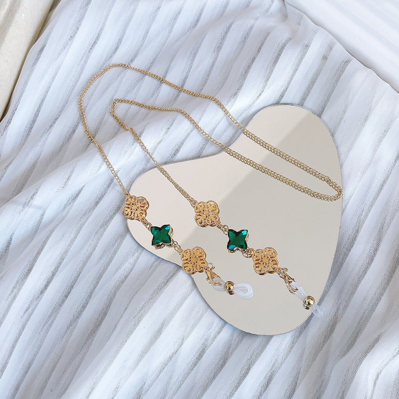 Luxurious green stone necklace for women, an elegant and sparkling statement piece for any occasion.