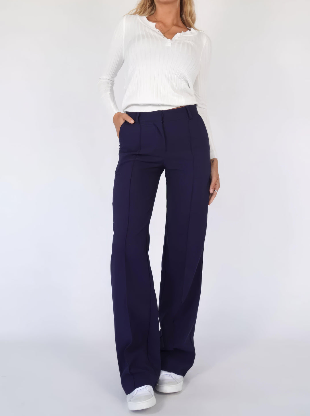 Gray high-waisted wide-leg trousers for women, combining comfort with elegant fashion.