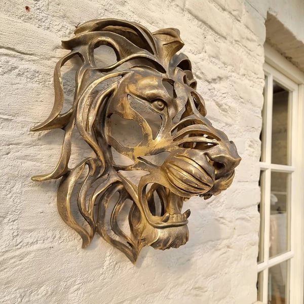 Modern metal lion head wall decor, a striking and elegant animal art sculpture for indoor & outdoor use.