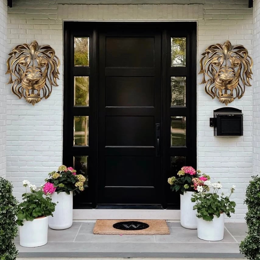 Decorative metal lion head wall art, a majestic animal sculpture bringing strength and elegance to any room.