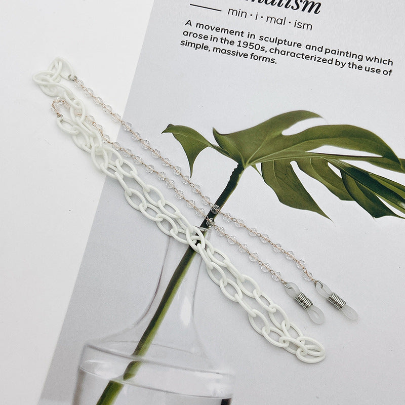 Secure & stylish eyeglass chain, a minimalist fashion accessory for glasses. Elegant spectacle holder, anti-lost and lightweight.