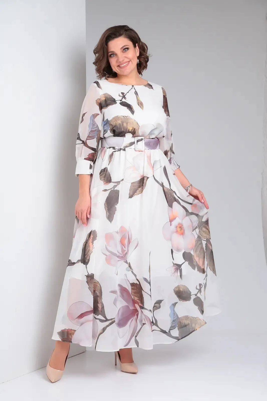 Women's elegant party dress in navy. Flattering silhouette, comfortable for long wear.