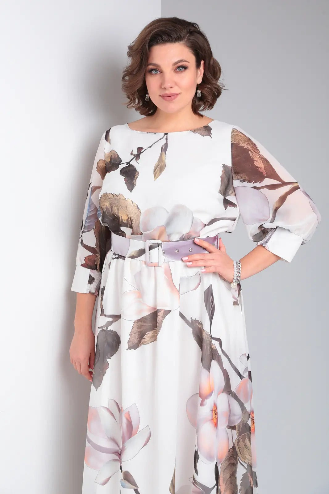 Formal women's evening dress in pink. Elegant & comfortable, suitable for special occasions.