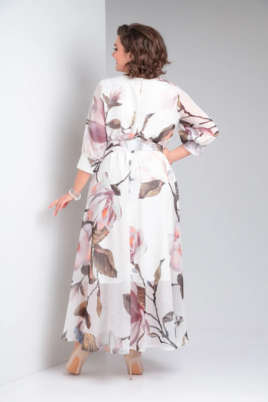 Elegant pink women's formal dress. Comfortable and flattering, ideal for evening events.