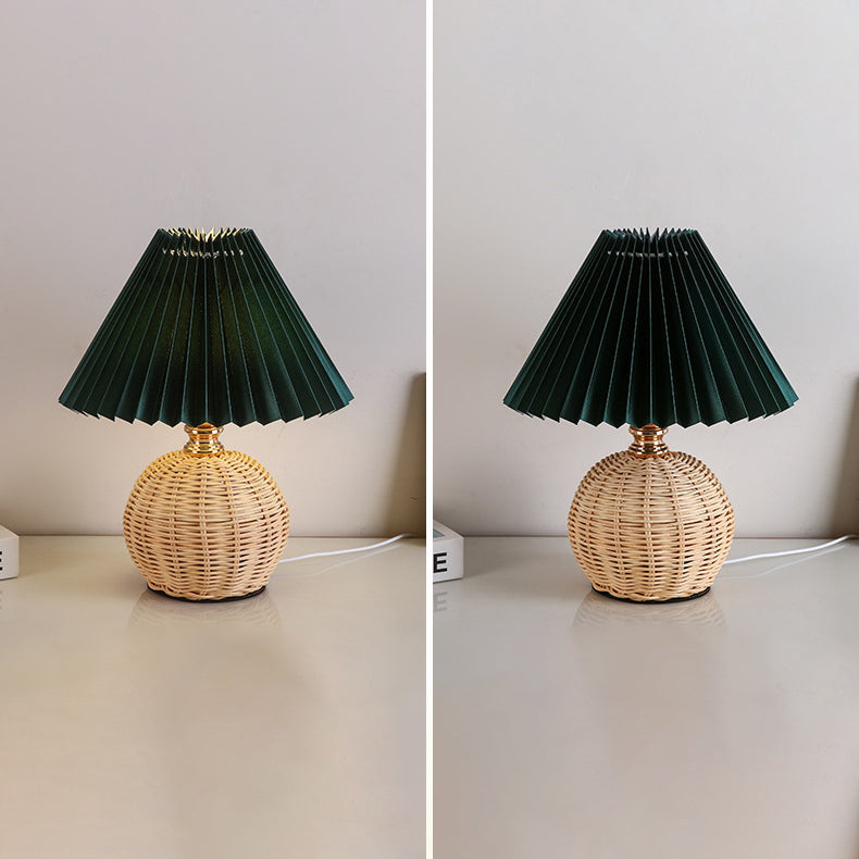 Modern Nordic table lamp with energy-efficient LED and natural rattan, USB powered.