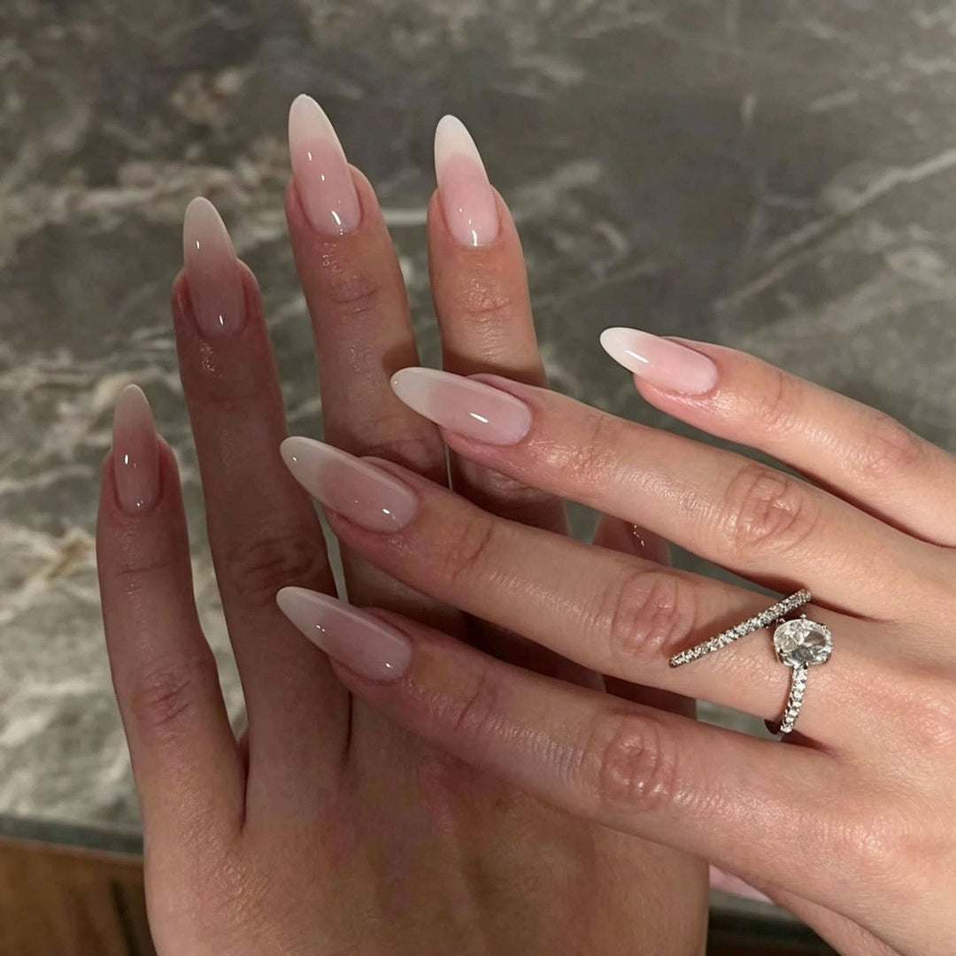 Women's elegant press-on nails in nude pink for a sophisticated look. Easy application, instant beauty.