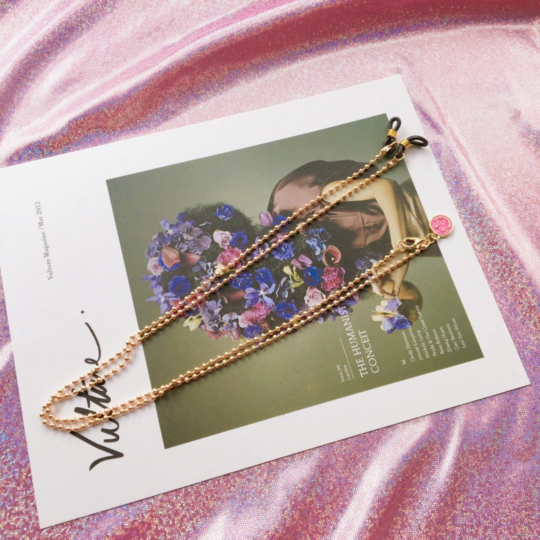 Chic pearl glasses holder chain for women. A stylish beaded strap for eyewear and sunglasses.