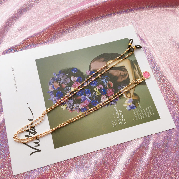Chic pearl glasses holder chain for women. A stylish beaded strap for eyewear and sunglasses.