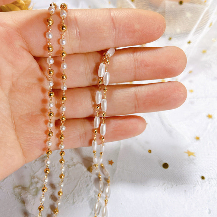 Elegant pearl glasses chain holder for women, a stylish eyewear accessory with secure grip.