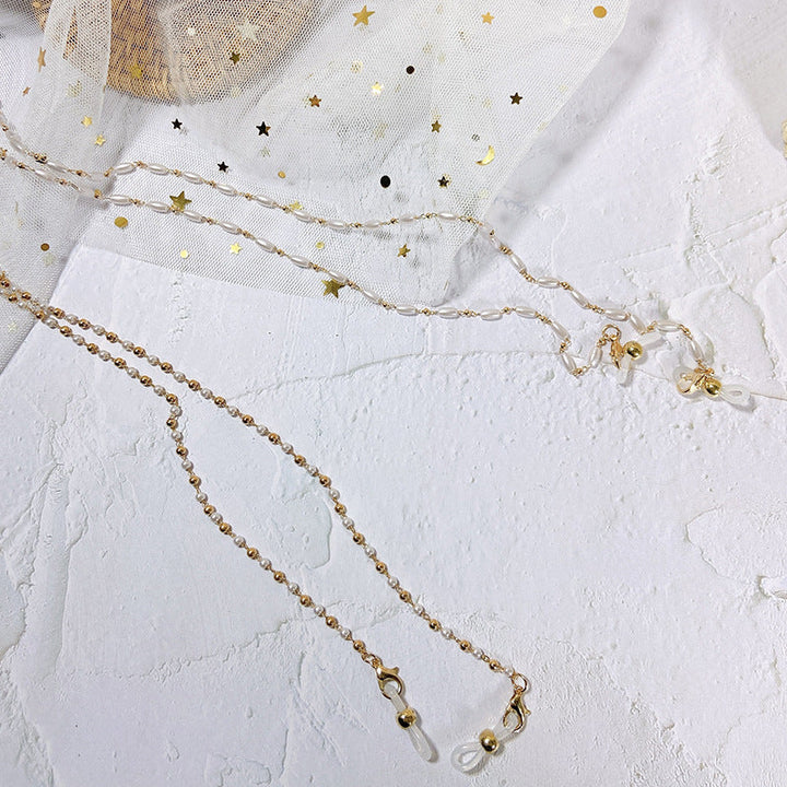 Secure your women's glasses with this elegant pearl chain holder, a chic and practical eyewear accessory.