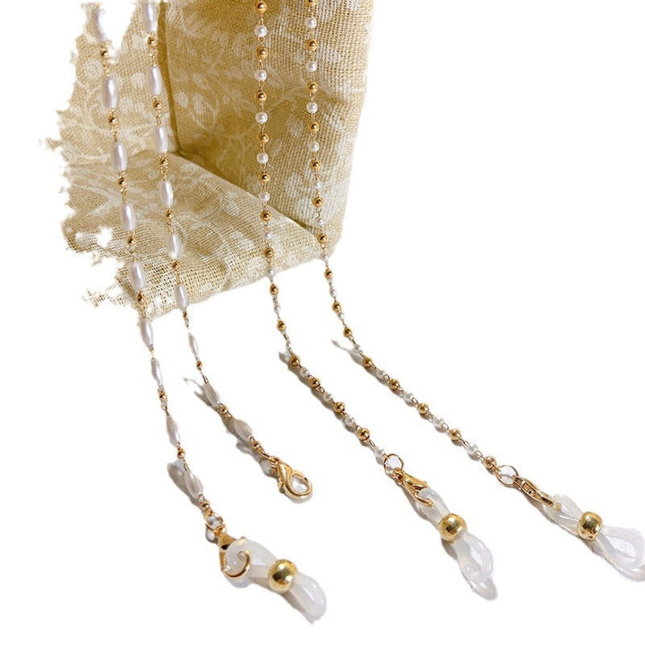 Luxurious pearl glasses chain holder, a stunning eyewear accessory & secure chain for women's glasses.