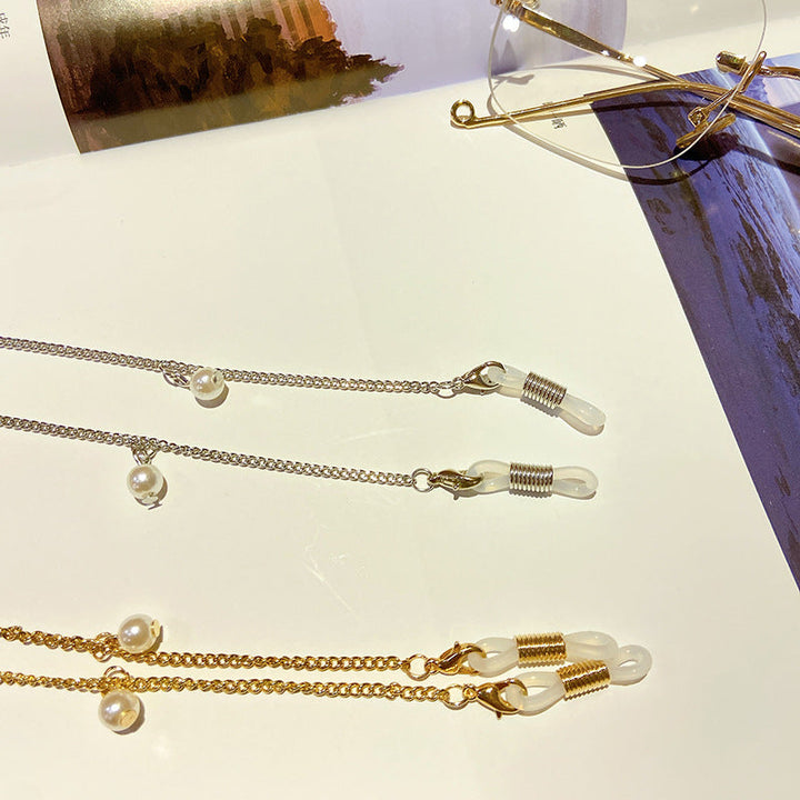 Fashionable pearl eyeglass lanyard, an elegant accessory for women's daily wear or special occasions.