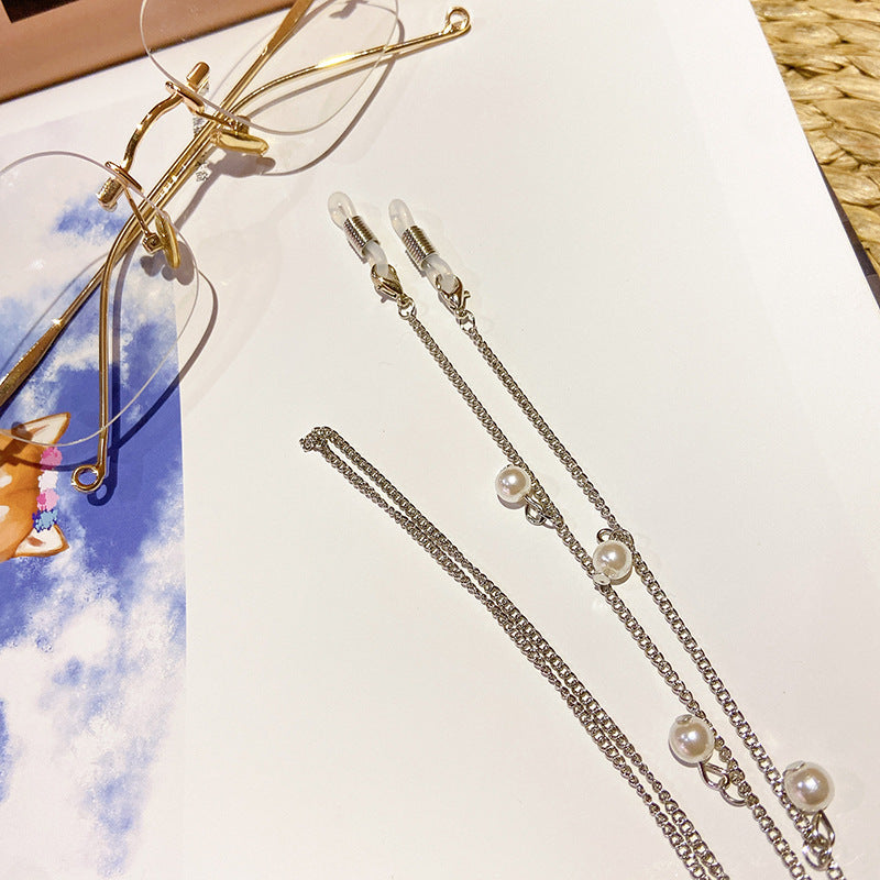 Chic pearl glasses chain, perfect gift for her, adds a touch of elegance to any outfit.