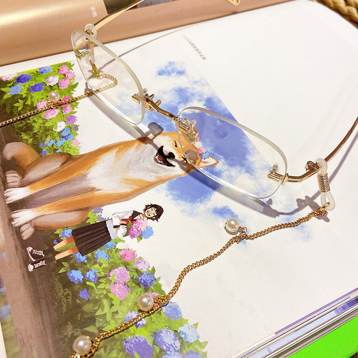Close-up of elegant pearl glasses holder chain, highlighting craftsmanship and secure silicone loops.