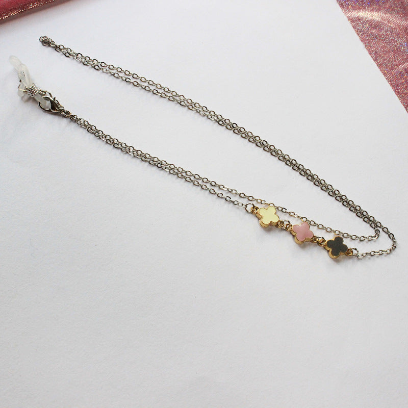 Versatile and elegant pearl eyewear lanyard for women, a secure and fashionable glasses accessory.