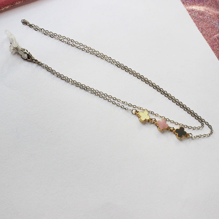 Versatile and elegant pearl eyewear lanyard for women, a secure and fashionable glasses accessory.