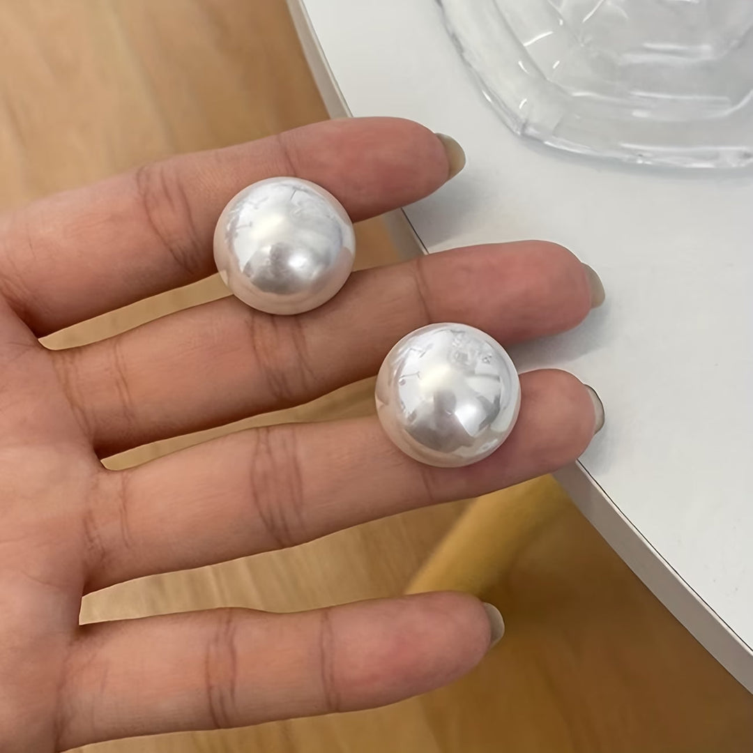 Classic women's pearl stud earrings, sophisticated and elegant accessory. Ideal for everyday or special occasions.