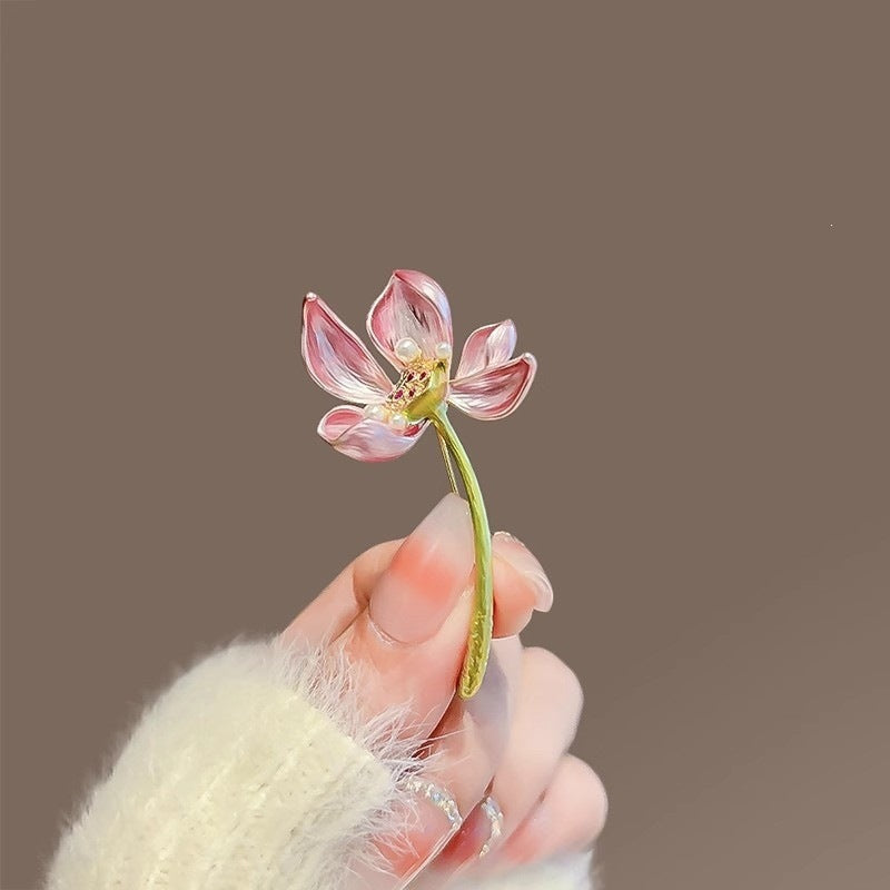 Floral jewelry lapel pin, a chic women's flower brooch adding a sophisticated fashion accent.