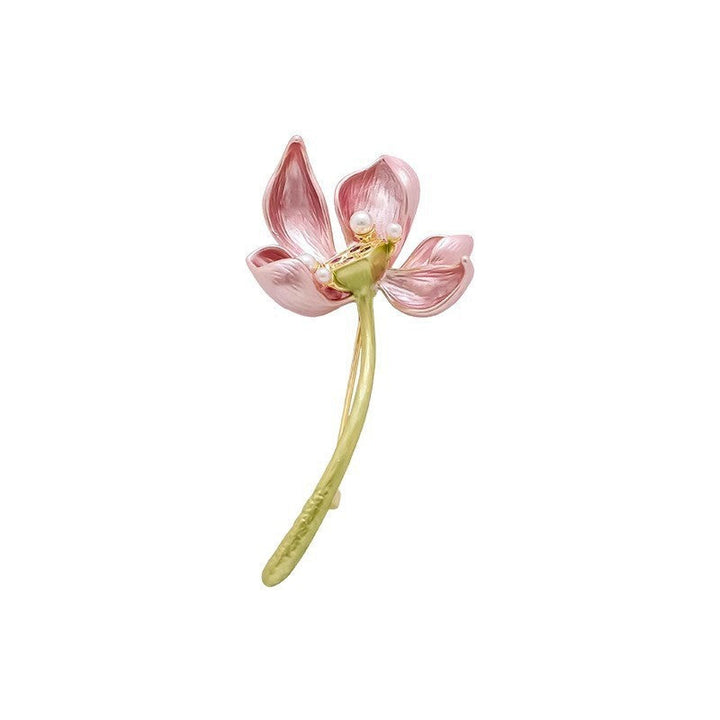 Chic women's pink flower brooch pin, a stunning floral jewelry accessory for a touch of elegance.