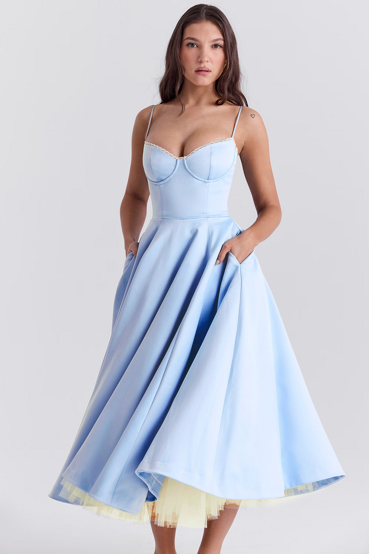 Timeless women's Royale dress with a flattering fit. Ideal for formal evenings, weddings & proms.
