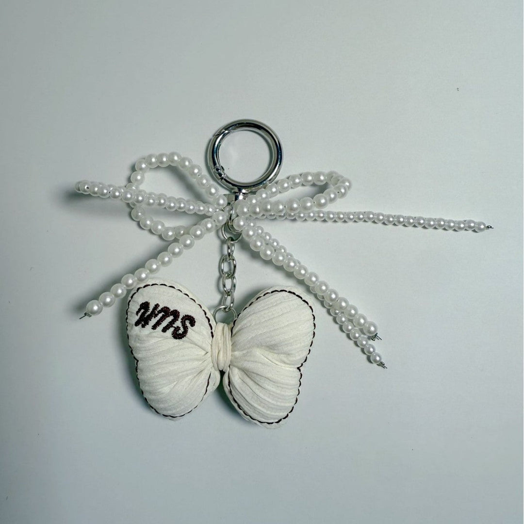 Chic butterfly keychain for keys & bags, featuring a decorative pearl accent.