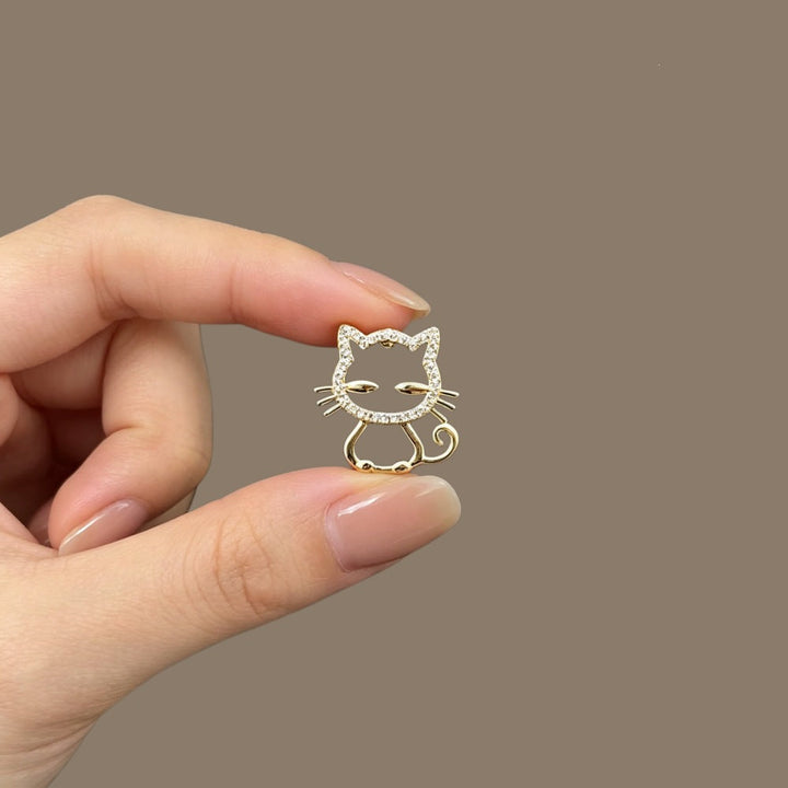 Chic feline cat brooch pin, a sparkling fashion accessory and ideal gift for cat lovers.