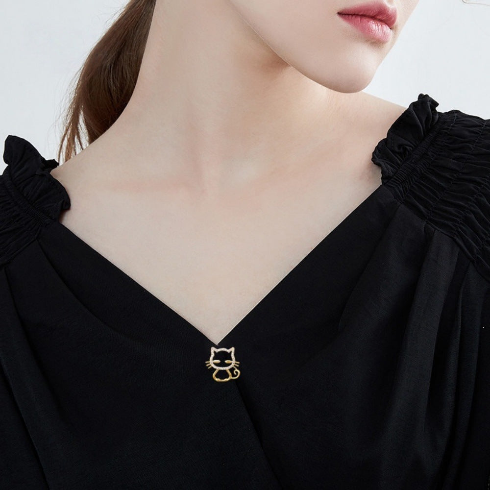 Detailed women's sparkling cat brooch, a charming animal jewelry pin for any outfit.