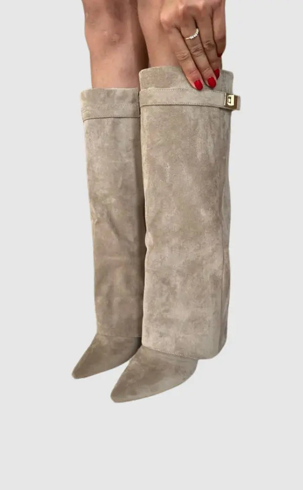 Elegant tall women's boots with a refined silhouette, perfect for sophisticated fashion.