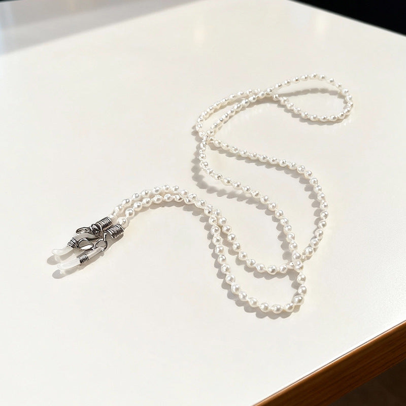 Functional & fashionable crystal glasses lanyard for everyday use.