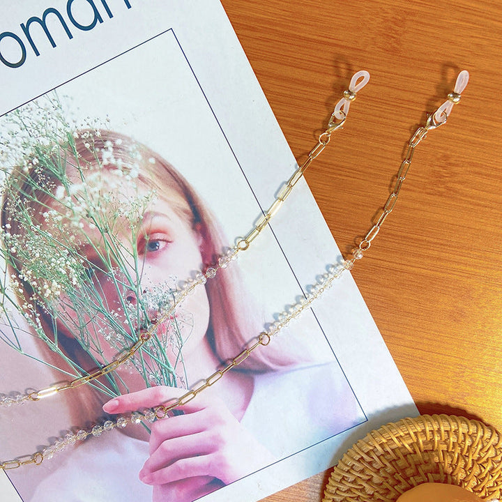 Elegant unisex eyeglass holder chain, a chic fashion accessory for secure eyewear. Perfect daily essential.