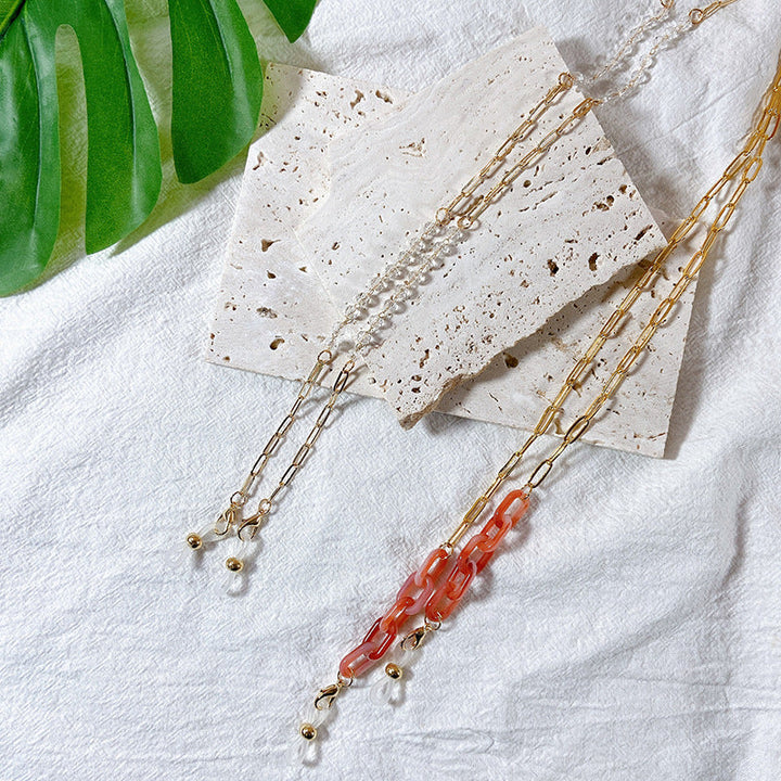 Fashionable eyeglass holder chain. Elegant unisex design, a secure and stylish accessory for daily use.