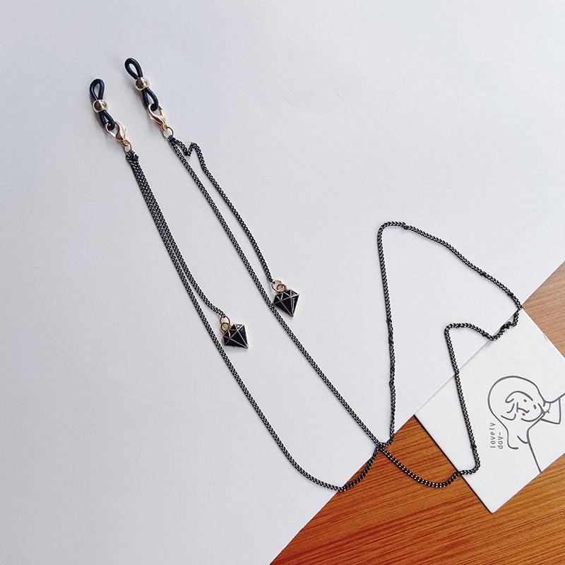 Delicate star glasses chain, offering an elegant way to keep your spectacles close and secure.