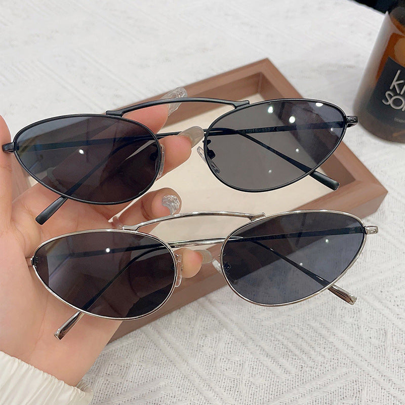 Elegant unisex sunglasses with advanced UV protection. Stylish eyewear for comfortable eye protection.