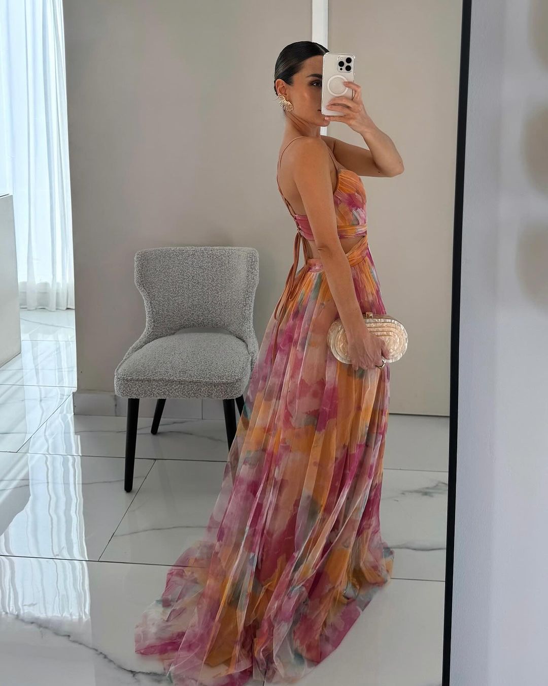 Long elegant women's dress, V-neck, flowing skirt, ideal for summer occasion wear.
