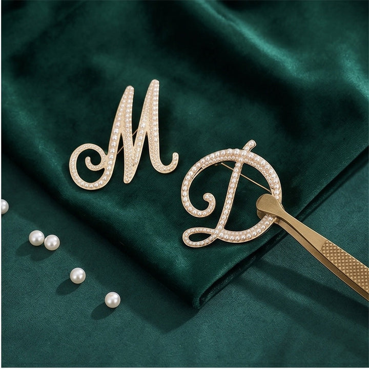 Elegant white pearl hair clip for women, a chic fashion accessory.