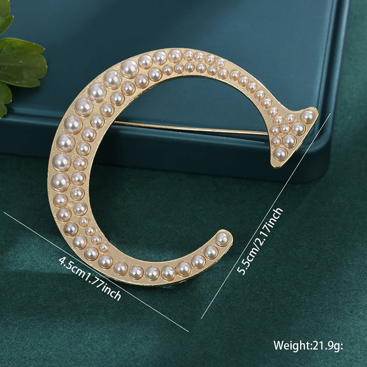 Chic pearl hair clip, a versatile accessory for modern women.