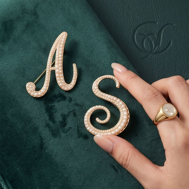 Chic women's pearl hair clip, perfect for elegant hairstyles.