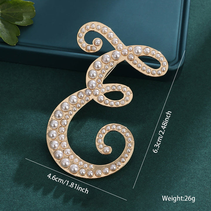 Trendy pearl hair clip, adding an elegant touch to casual outfits.