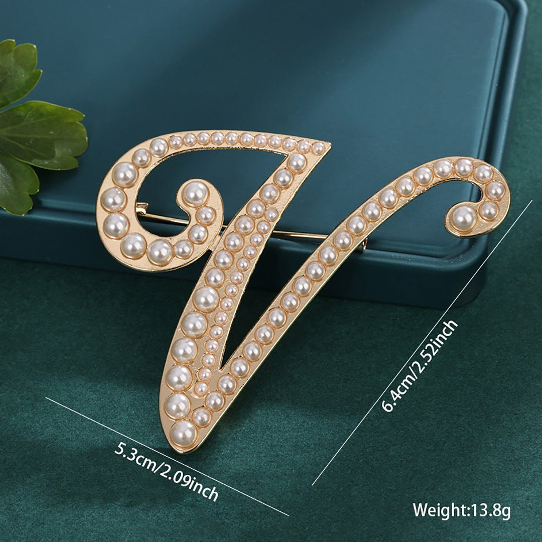 Statement pearl hair accessory, perfect for evening wear.
