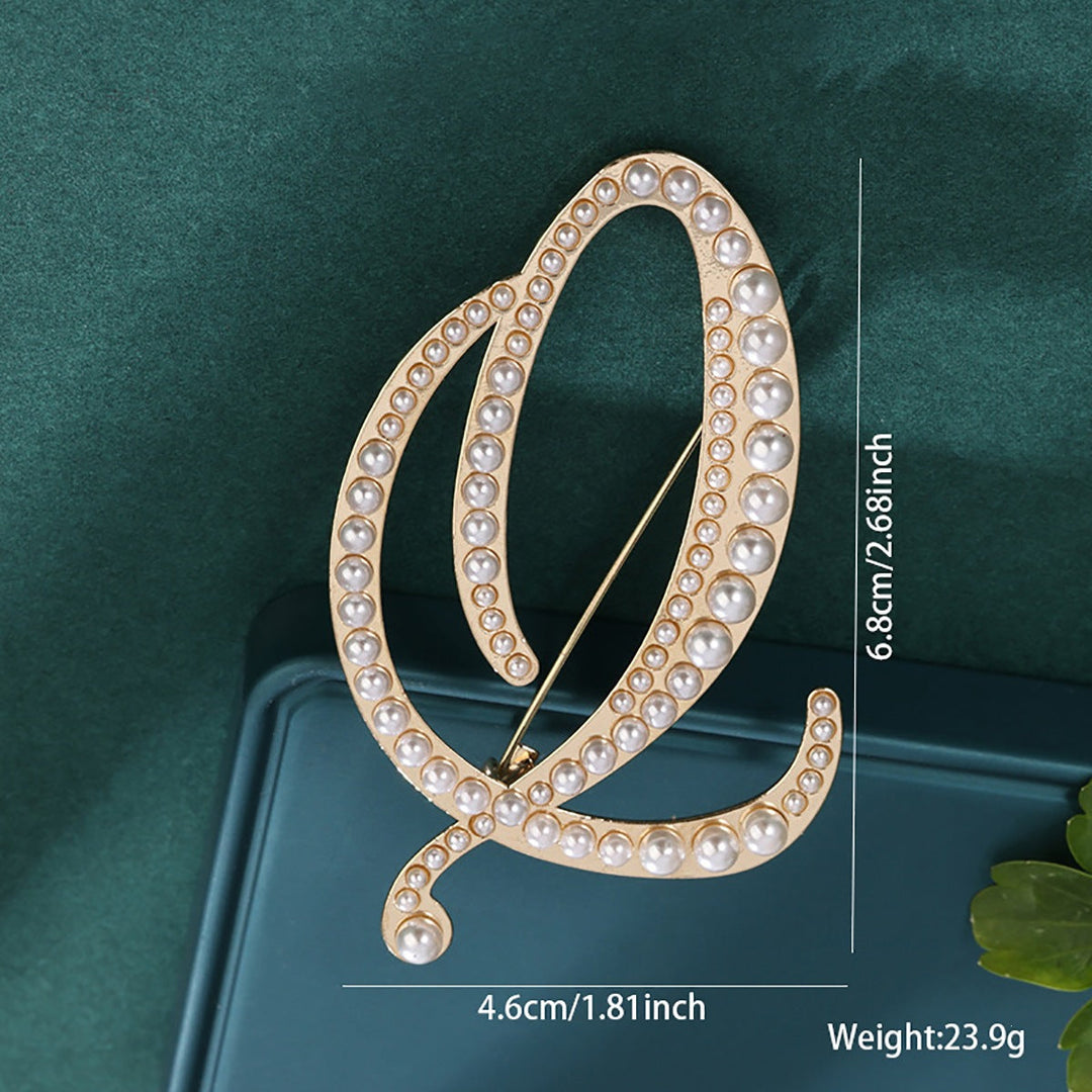 Elegant pearl hair clip, a versatile and chic fashion statement.
