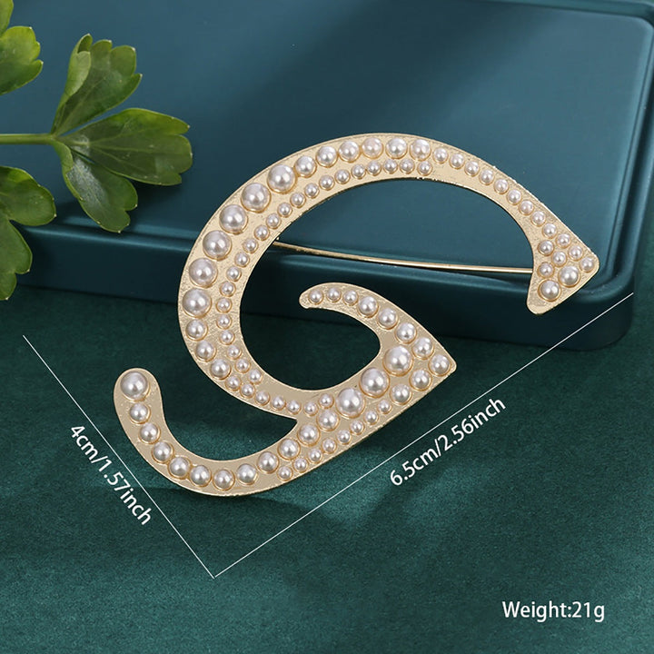 Delicate pearl hair jewelry clip, enhancing elegant hairstyles.