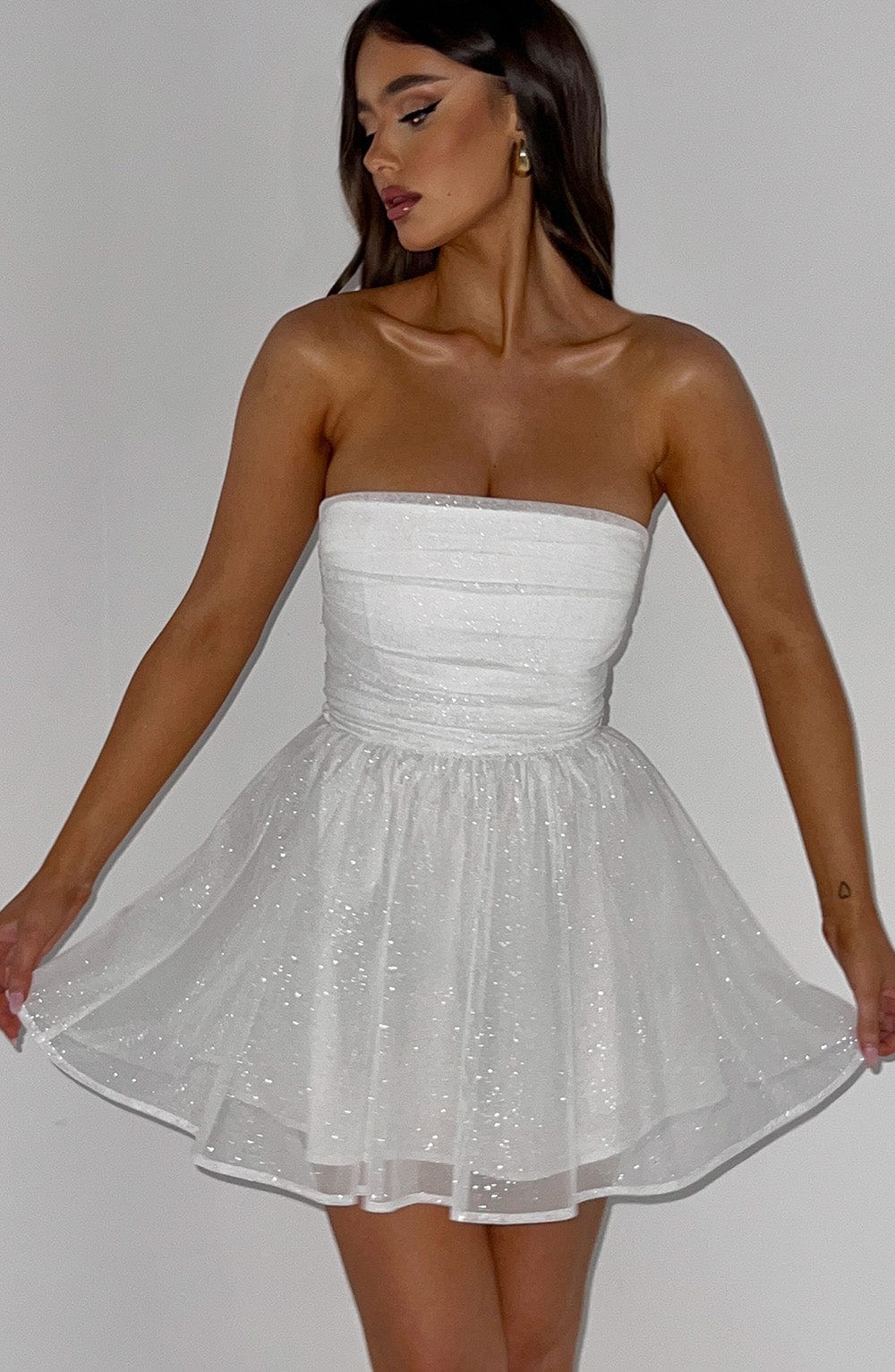 Dazzling strapless white mini dress, perfect for women's parties, dances, or celebrations.