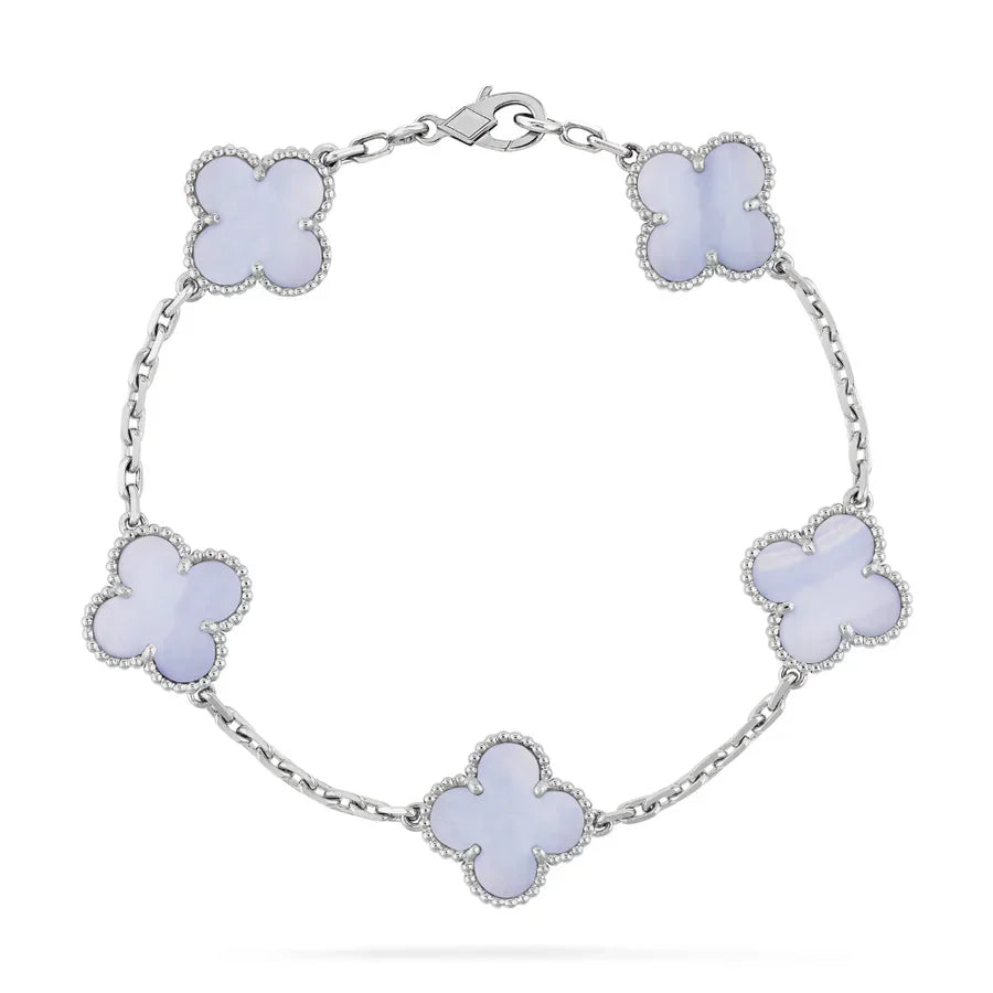 Shining 18k gold-plated clover leaf bracelet for women. Elegant and adjustable fashion jewelry.