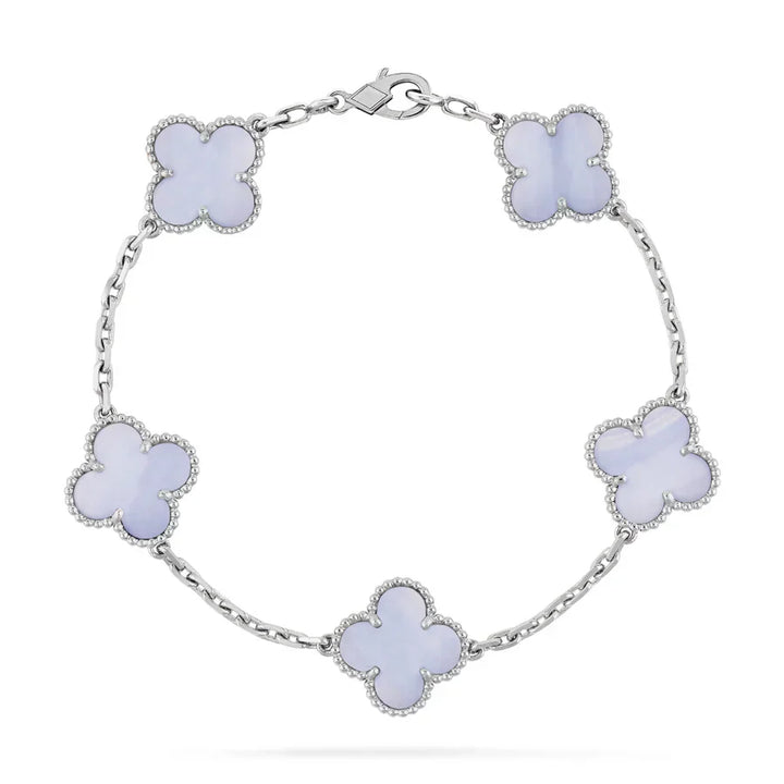 Shining 18k gold-plated clover leaf bracelet for women. Elegant and adjustable fashion jewelry.