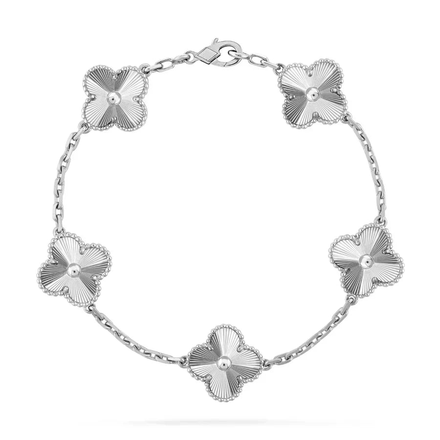 Premium 18k gold-plated elegant women's bracelet with a charming clover leaf design. Fashion jewelry.