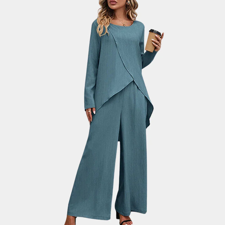 Elegant women's 2-piece pantsuit with tailored blazer & trousers. Perfect for business casual & office wear.