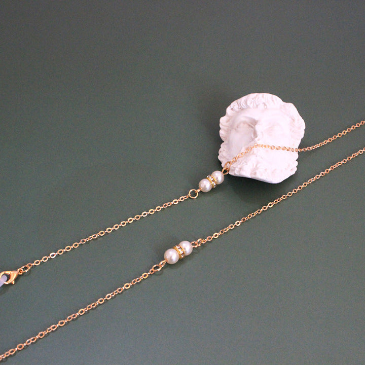 Luxurious women's pearl necklace, adjustable silver & gold design. A timeless, elegant jewelry piece.