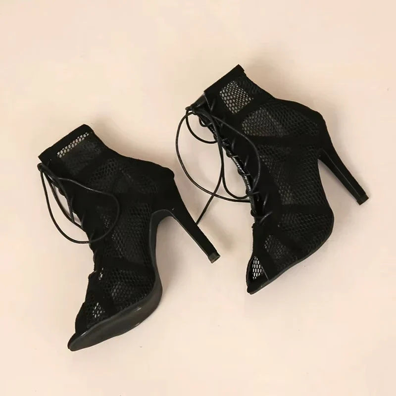 Versatile women's block heels with comfortable ankle strap & pointed toe, ideal for spring & summer fashion.