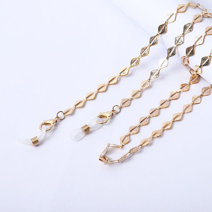 Sparkling crystal pendant detail on an elegant women's beaded necklace, a chic accessory.